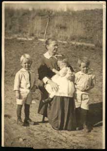 Anna Fries with Richard, Ingwer, and Ruth, 1920?